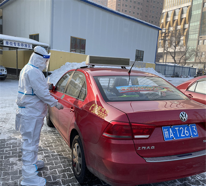 工作人員進(jìn)行出租車外環(huán)境標(biāo)本采樣監(jiān)測(cè)工作_副本_副本.jpg