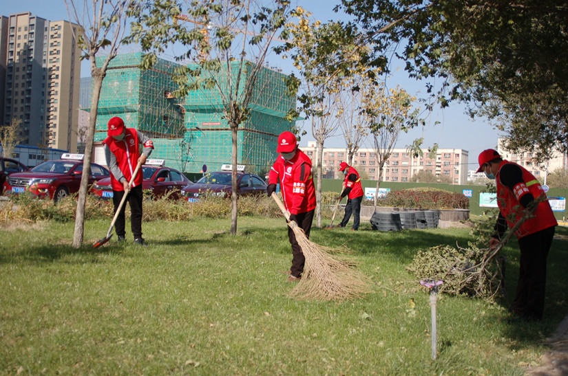 圖為：運(yùn)輸公司志愿服務(wù)隊清掃垃圾_副本.jpg