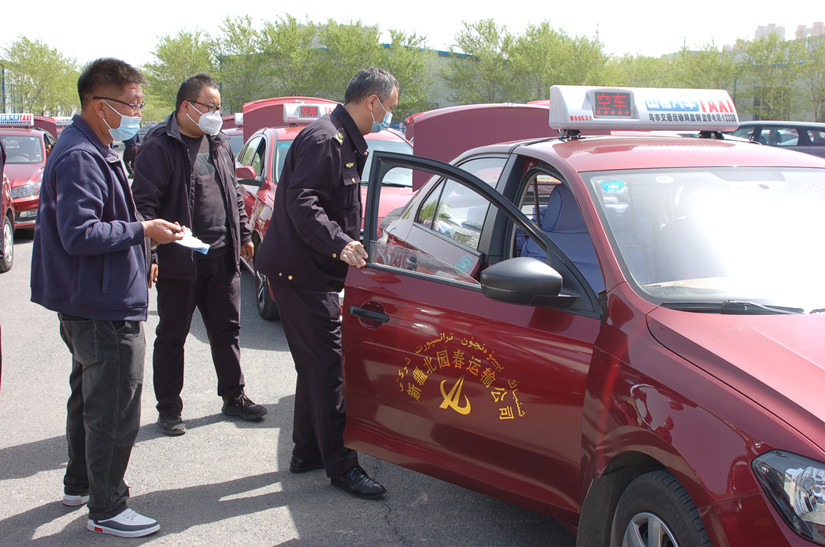 1651141900998907.jpg 圖為:行業(yè)部門對運(yùn)輸公司車輛規(guī)范檢查_副本.jpg